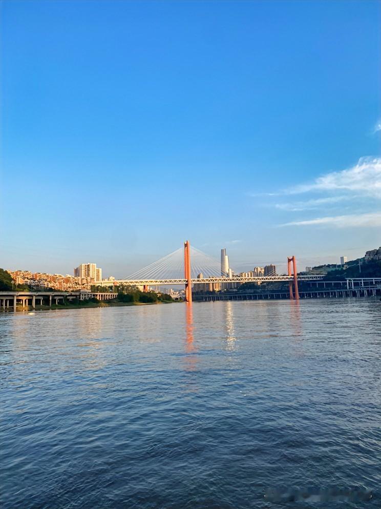 昨天下午乘地铁环线，在重庆大学站，我旁边座位一老妇和放学的孙女离开时，顺手操起雨