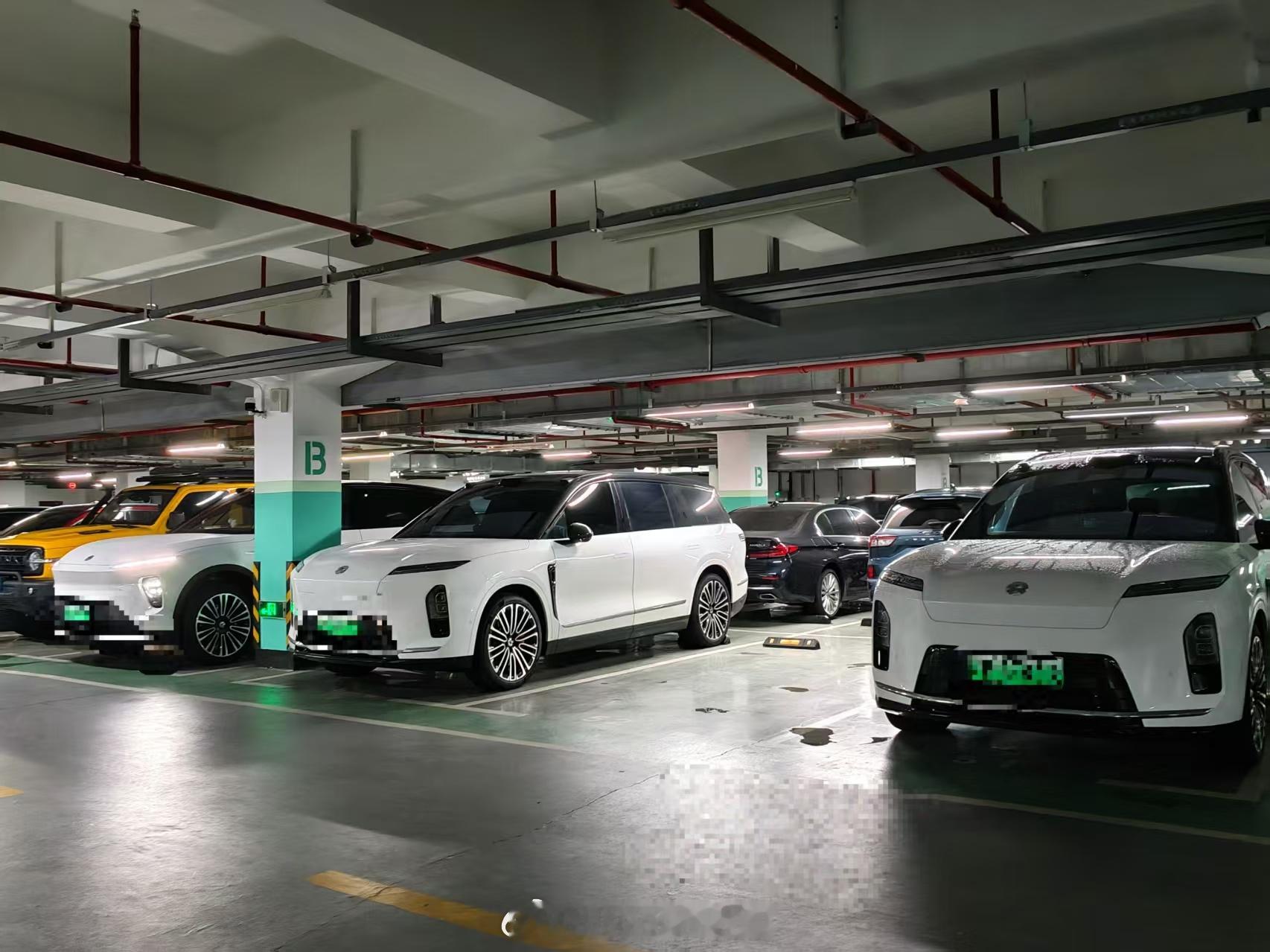 一个酒店地库能同时看到5台ES8挺令人吃惊的另外两台都不好意思拍了 