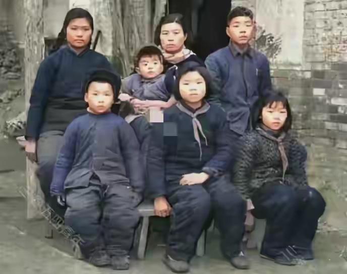 看到42岁焦裕禄病逝后妻子和六个孩子的留影，心里满是感慨。1964年焦裕禄离世，