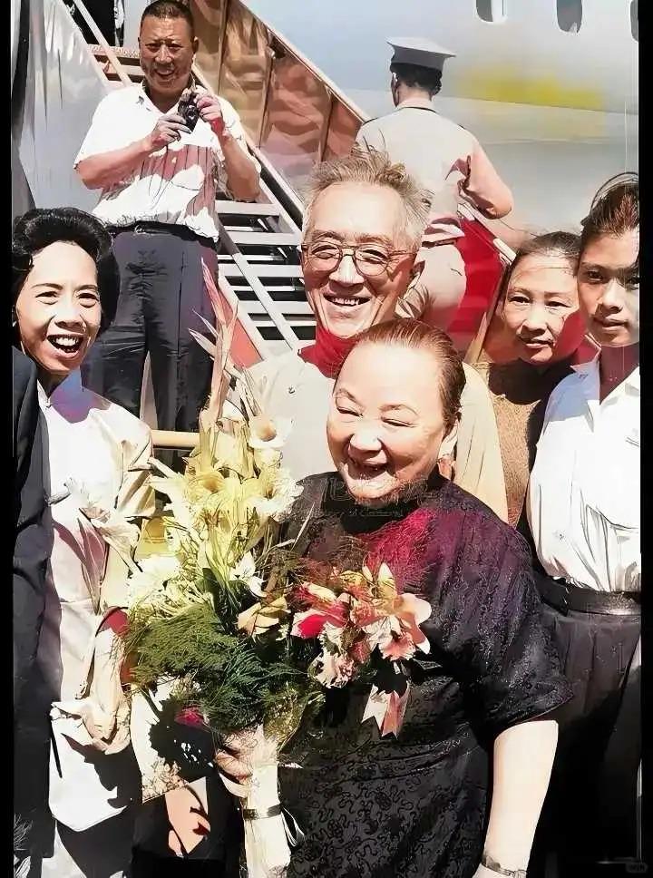 1961年10月，江冬秀从美国回到了台北。

在机场，很多朋友都跟着胡适一起来接