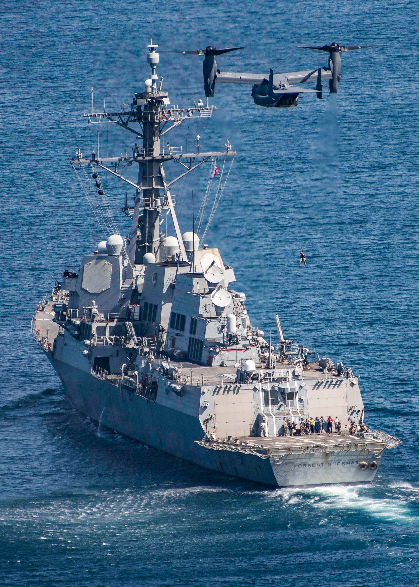 海豹搭乘鱼鹰索降到USS Forrest Sherman (DDG-98)上 ​