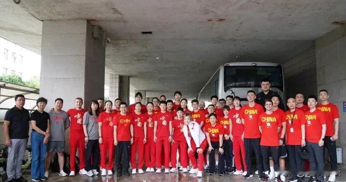 出征！中国女篮开启奥运征程#奥运会# 

7月16日上午，中国女篮从北京出发前往