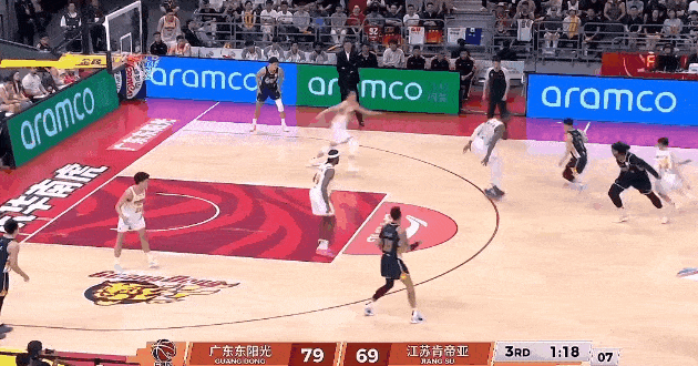 崔永熙这记三分太提气！空位稳稳命中，状态回暖肉眼可见🔥
 
谁看了崔永熙这球不