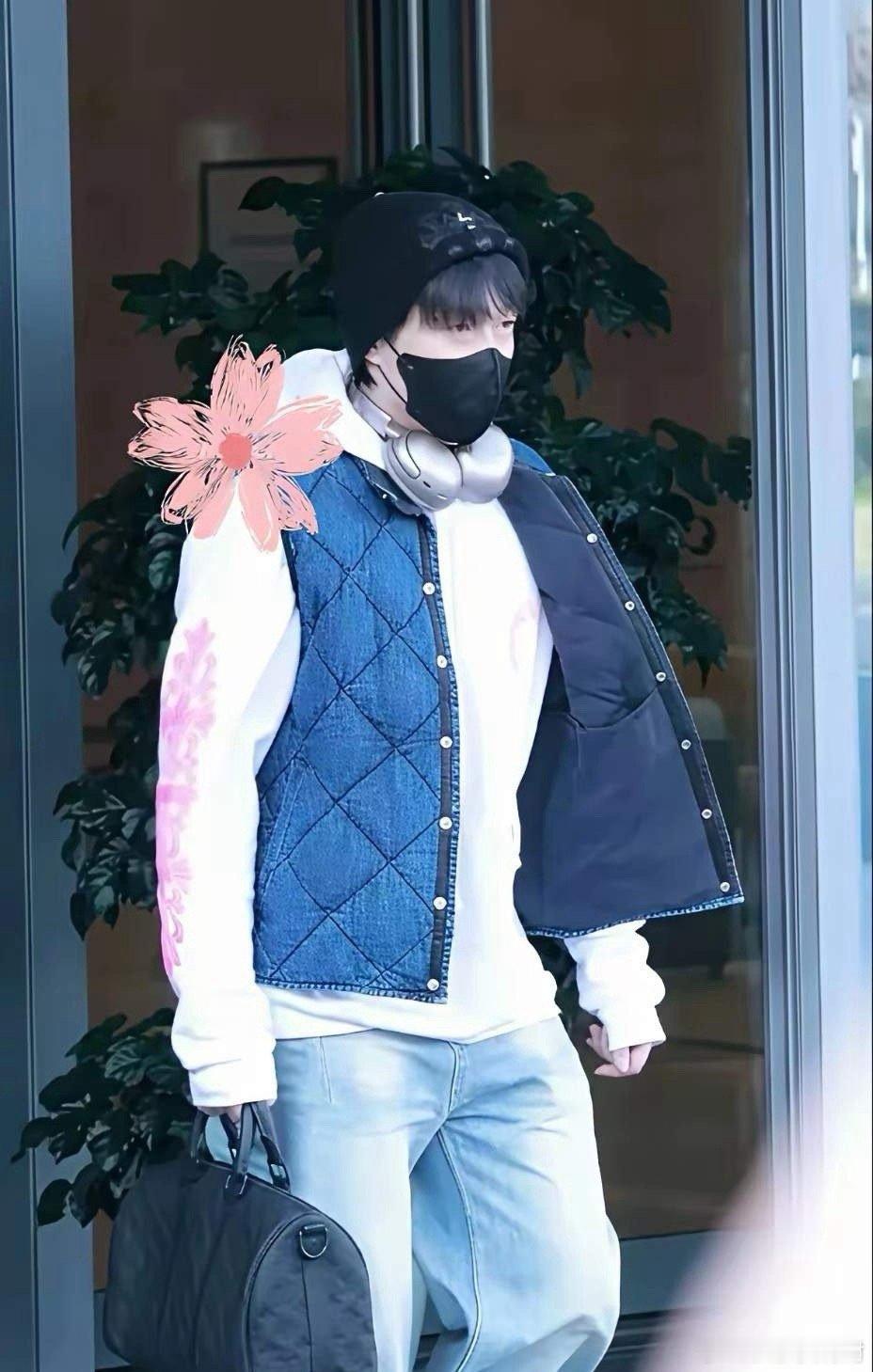 王楚钦穿3万5千元马甲被质疑奢侈！南京网友表示，穿这个马甲正好，这两天南京白天很