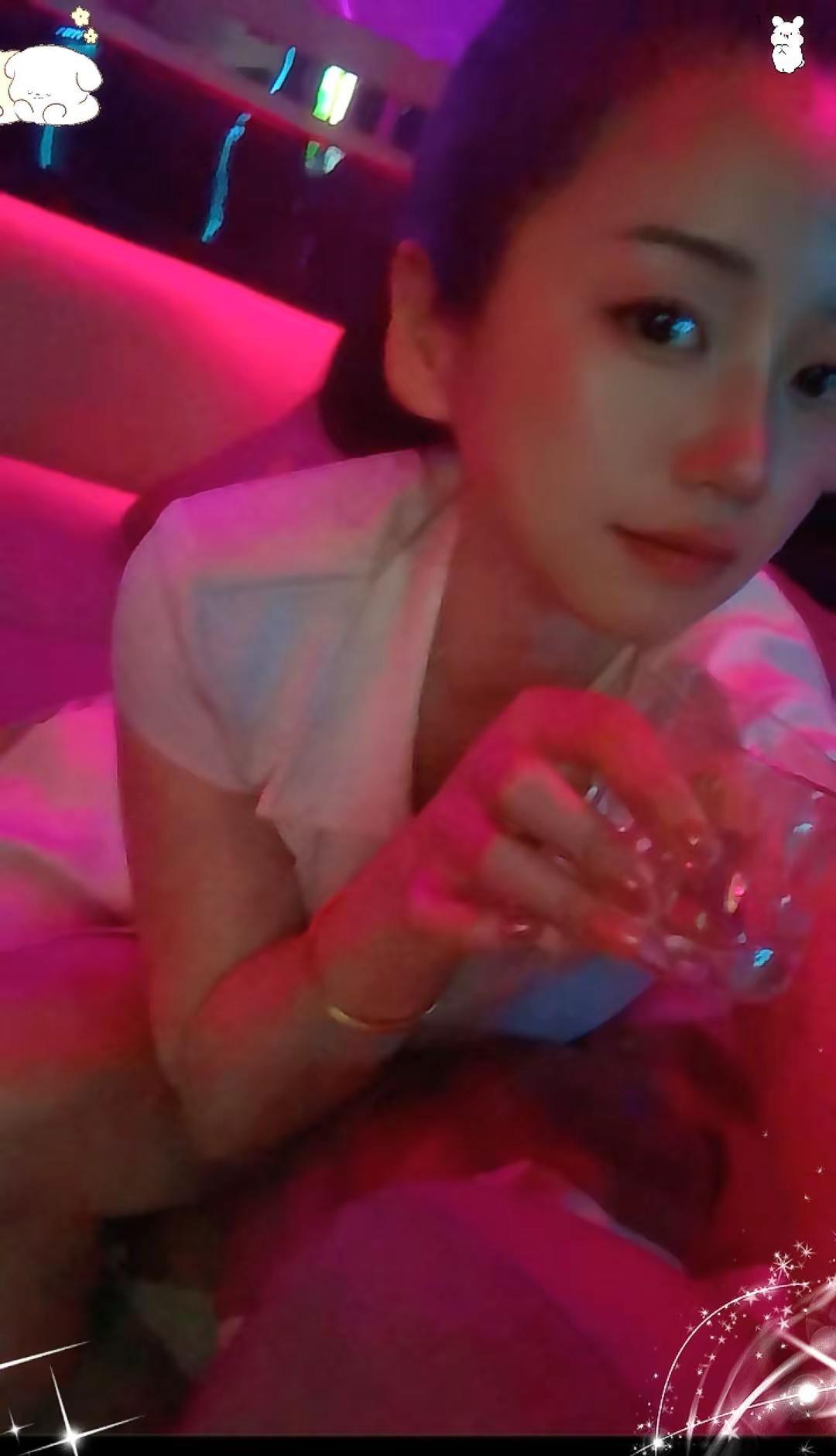 微醺才是生活的解药。浪漫的年纪别活的太无趣 微醺是夜晚最浪漫的仪式感 微醺是快乐