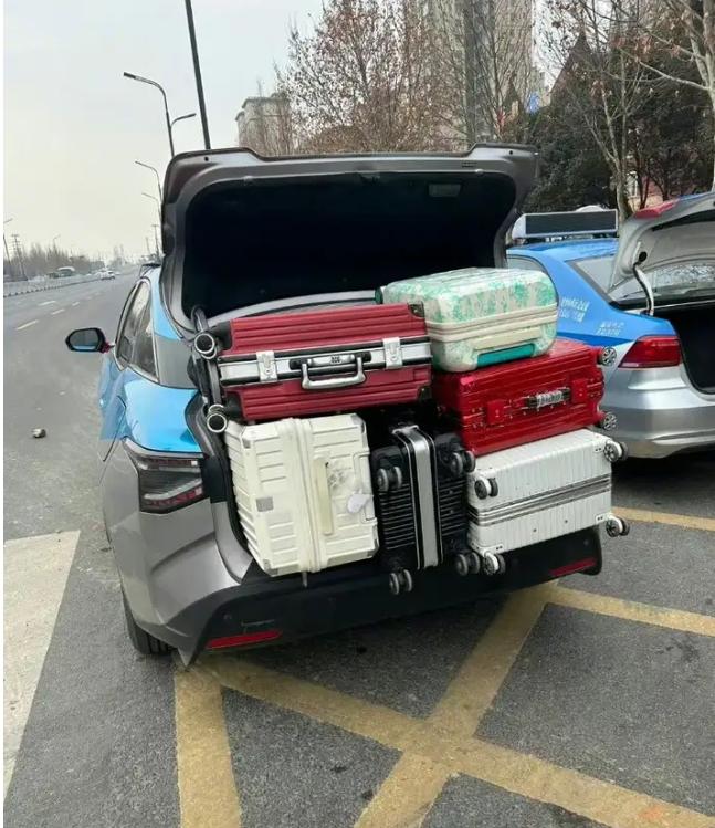 毕业季，这是一个大学生的行李[恐惧][恐惧]

她到底是来上学的，还是搬家的？
