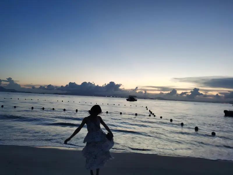 这个世界上，懂事的人最累，
因为懂事，常常只替别人着想，
因为懂事，总是忘了好好