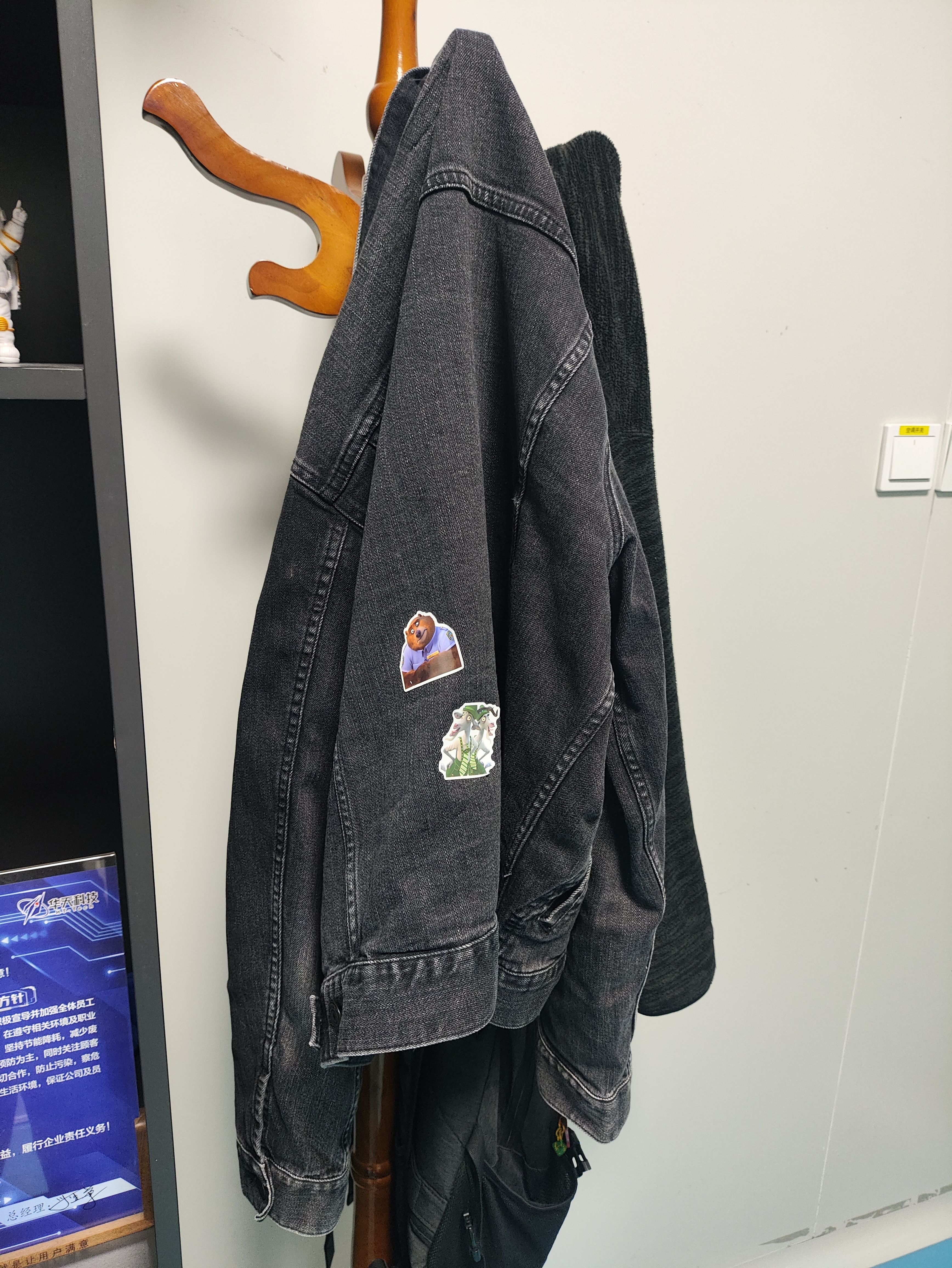 这……三孩的爹，经常是要么衣服上不知道什么时候被贴了东西，要么兜里经常摸出小玩具