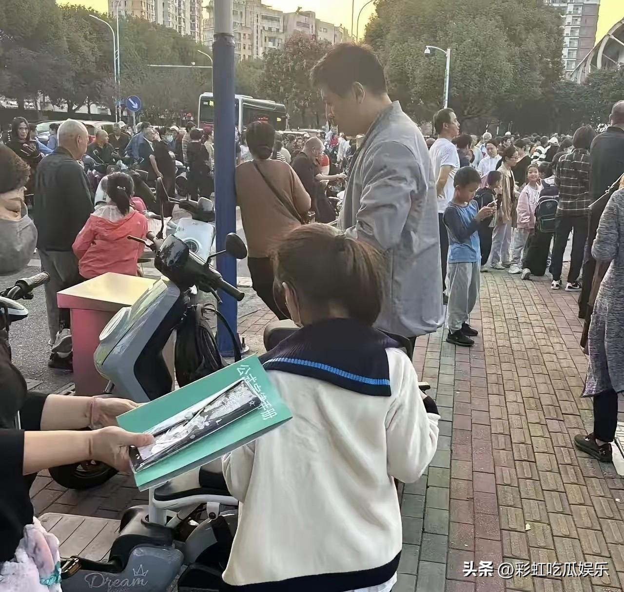 张老师的电动车已经被挪到了地下车库，他名下没有汽车也没有财产，他物欲很低，对自己