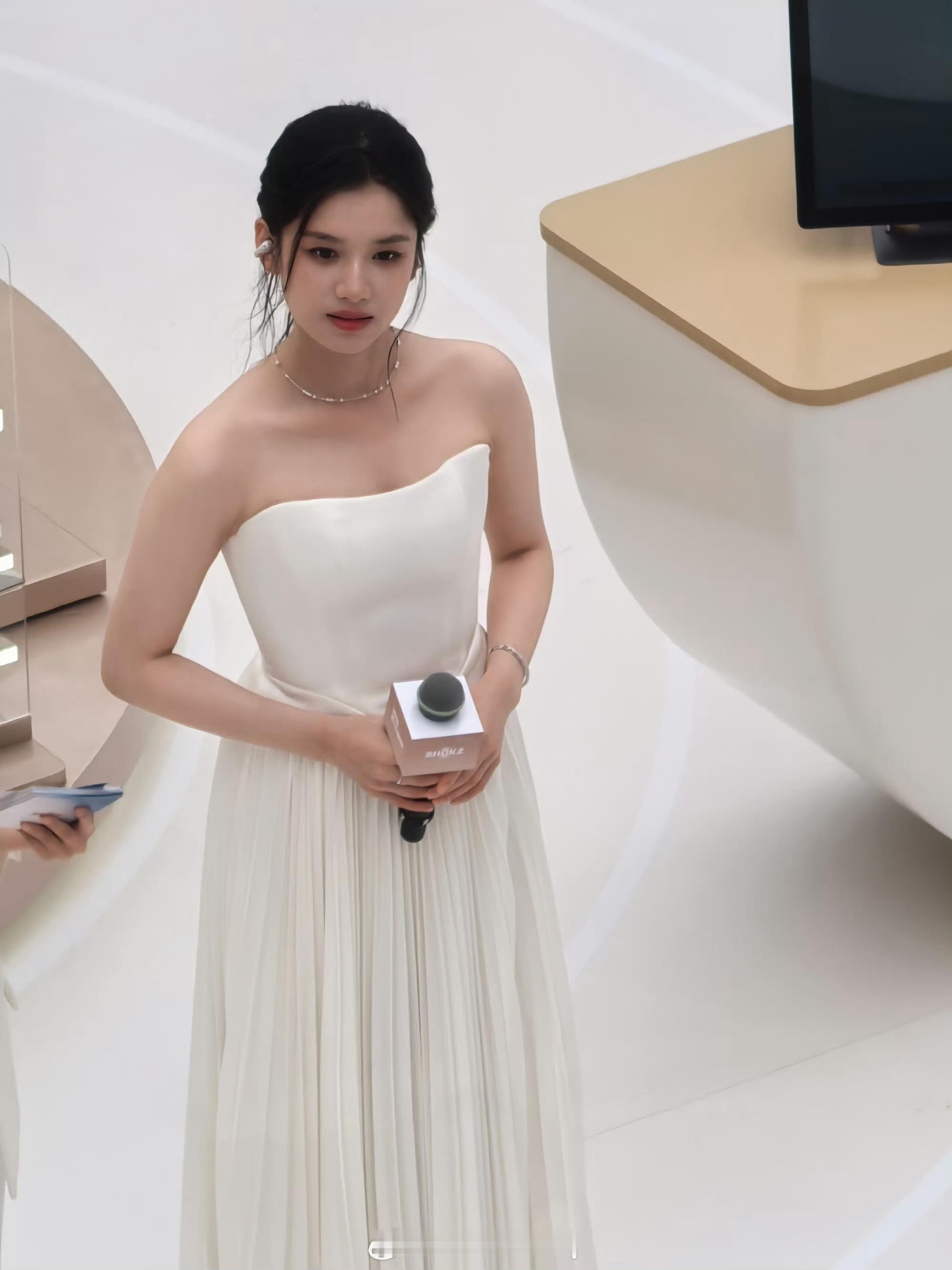张婧仪今日线下活动生图，真的超美
