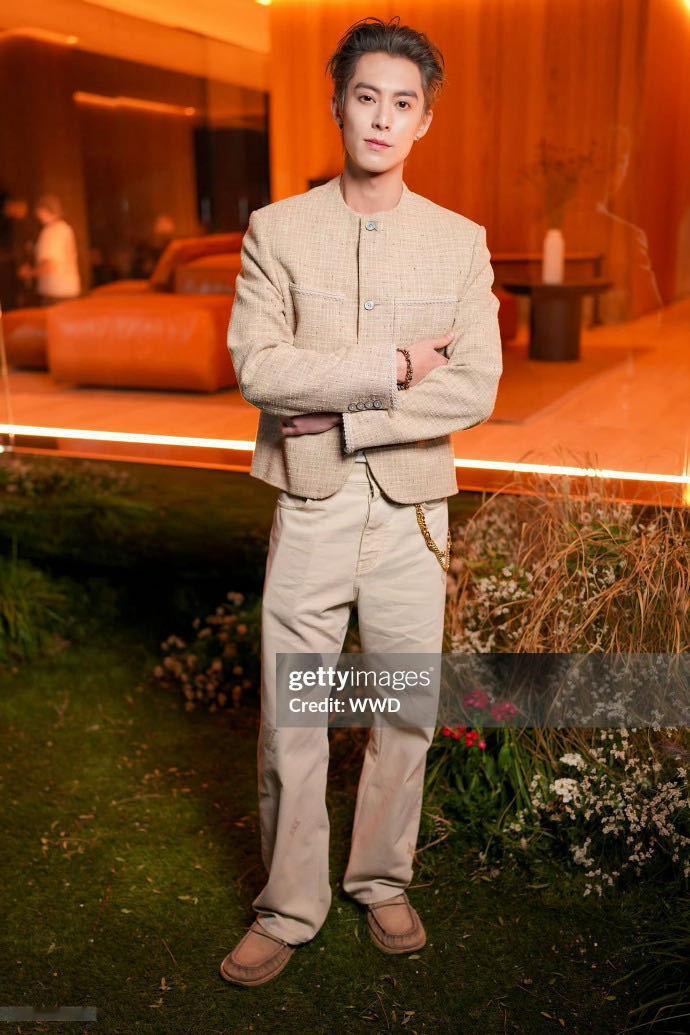 王鹤棣巴黎时装周银发背头王鹤棣巴黎男装周G社生图 一觉醒来被帅到失语！以银发少年