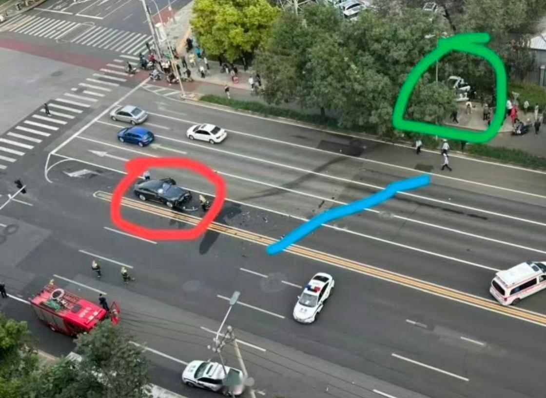 交警回应陈震劳斯莱斯事故对面被撞这么远，希望人没事啊！这个撞击，速度肯定是太快超