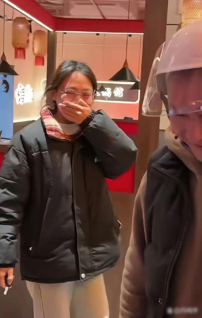 女子下班发现自己电瓶车只剩下了一个空壳子，她没有生气而是说小偷心真好，还给自己留