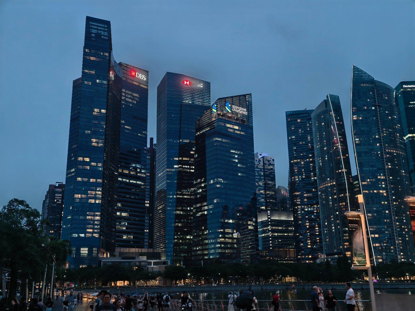 今天把事情忙完，抽空来了趟CBD，和上海深圳重庆差不多，没啥意思…还是希望中国新