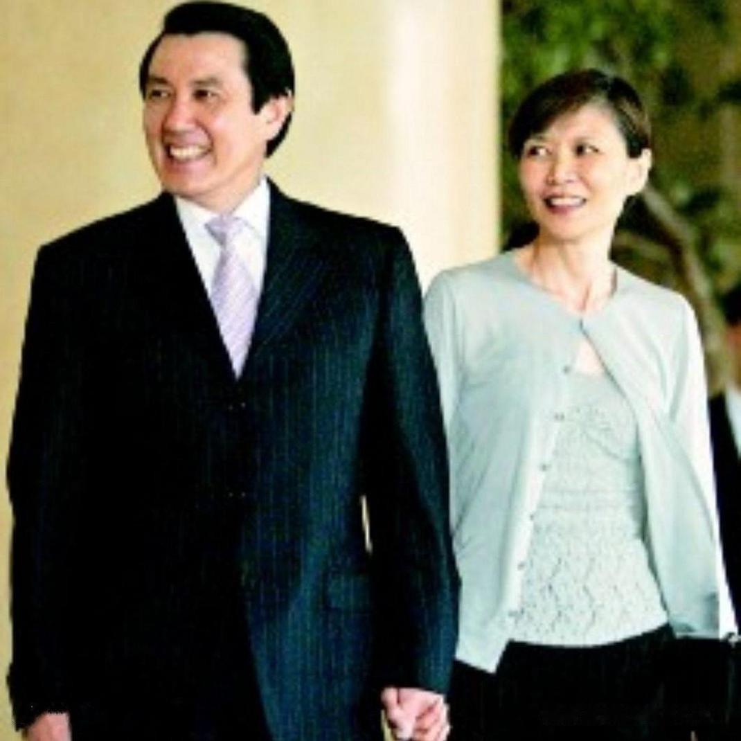 台北马家风波再起，政坛元老晚年陷权责纠葛。5月21日深夜，马英九夫人周美青发布声