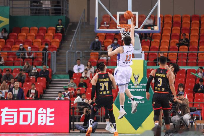 新疆男篮分享赛场图集：球队一分之差惜败深圳男篮