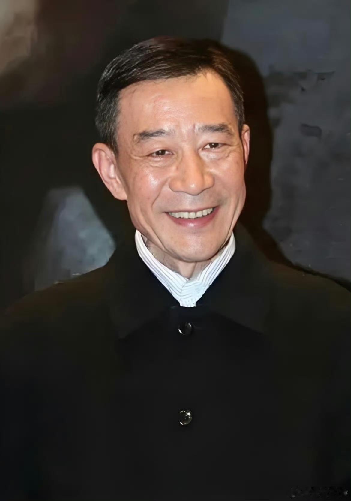 大家发现了没？
李雪健有个很明显的特点，
那就是他虽然72岁，耳朵完全听不见了，