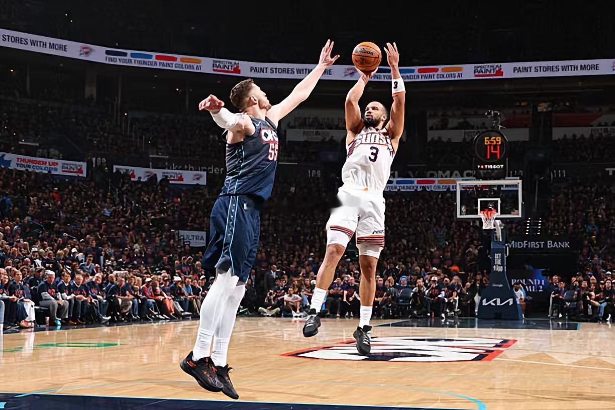 狄龙在比赛前三节拿了17分，进攻效率一般。到了第四节，在杰伦-威廉姆斯受伤下场并