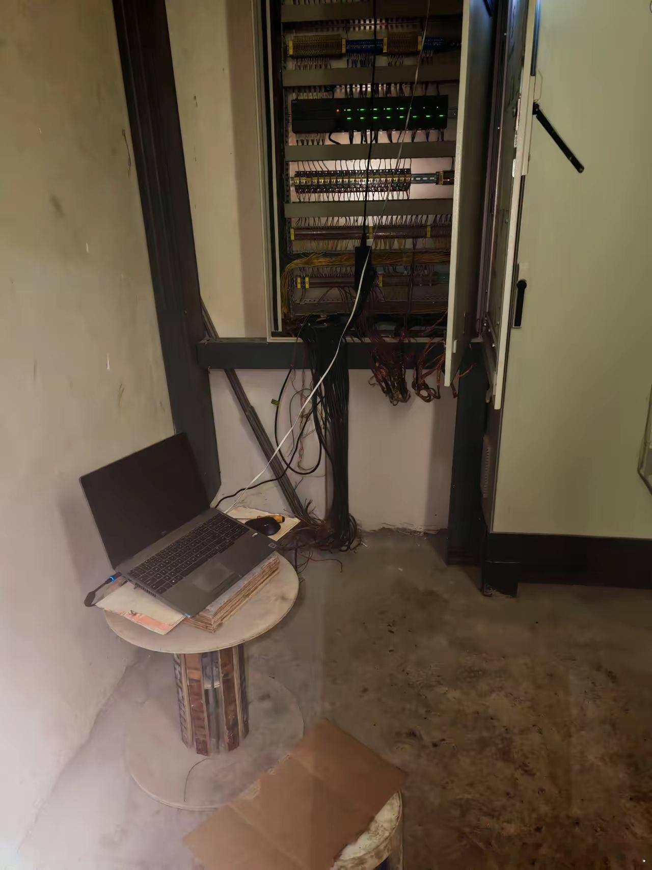 作为一个PLC调试工作者，能在现场找到一个像样的东西放电脑，再找个塑料桶当座儿，