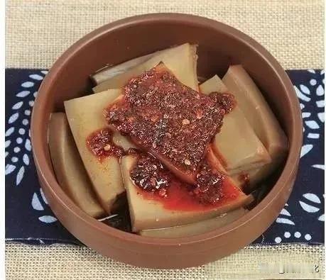 陇西荞粉：一碗颤动的乡愁

临近正午，陇西的街巷深处便传来刀与砧板的清脆撞击声—