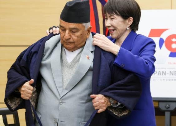 2月4日，高市早苗帮尼泊尔总统穿衣服的照片，引爆了日本互联网，很多日本民众认为高