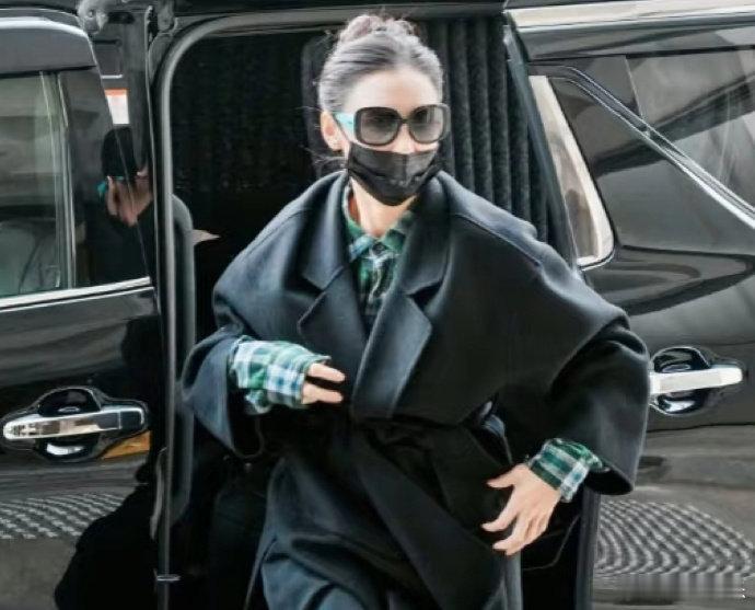 张柏芝出庭 神图张柏芝出庭现身，一身利落造型气场全开，眼神坚定从容，面对镜头不躲