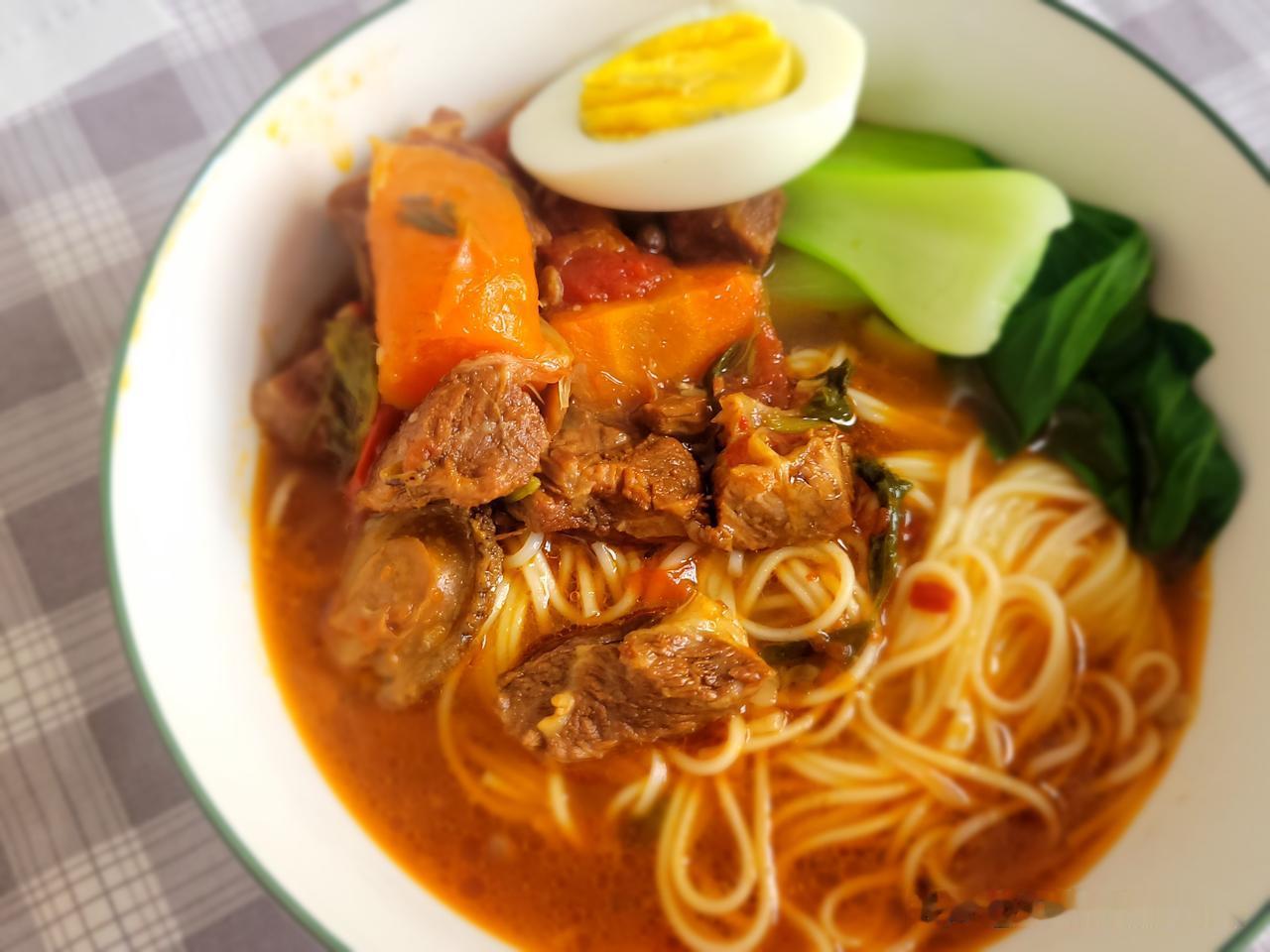 今日份早餐：依然是红烧牛肉面。不同的是，今天早餐的面条，是买的韩国超市挂面。
