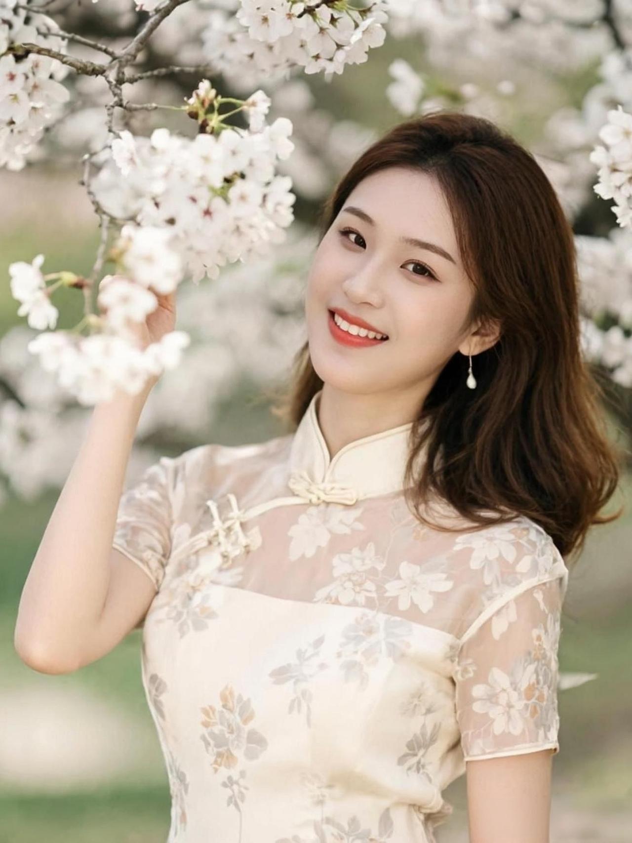 《四季晴光》
 
春樱裁作旗袍纱，
夏帽轻遮向日葵。
秋巷暖针织桂色，
冬风裹入