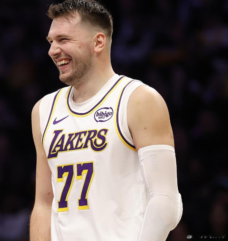NBA常规赛，湖人首节以39-30领先黄蜂。首节比赛，东契奇火力全开，他打满12