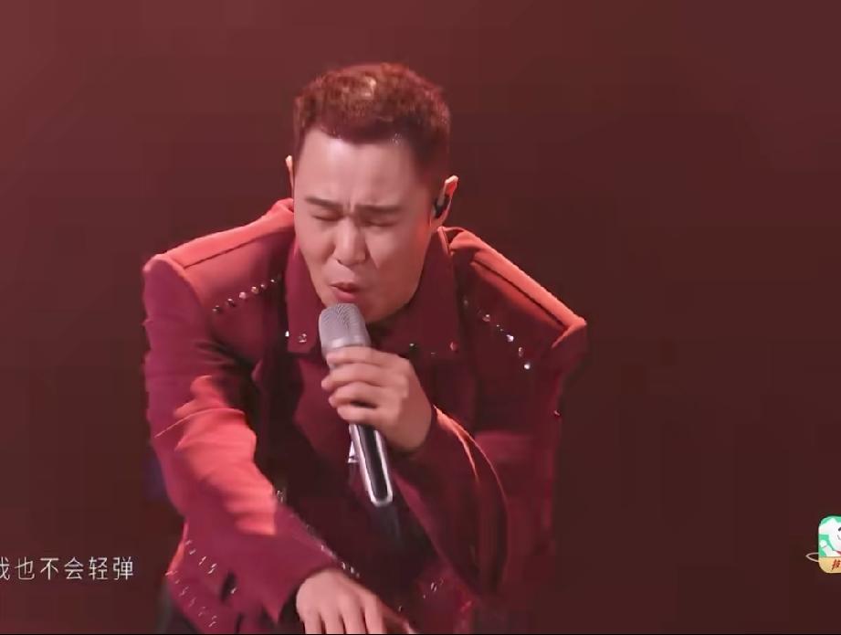 我朋友去披荆斩棘的哥哥现场，
看到小沈阳唱歌，
她说，小沈阳一点也不像大家看到的
