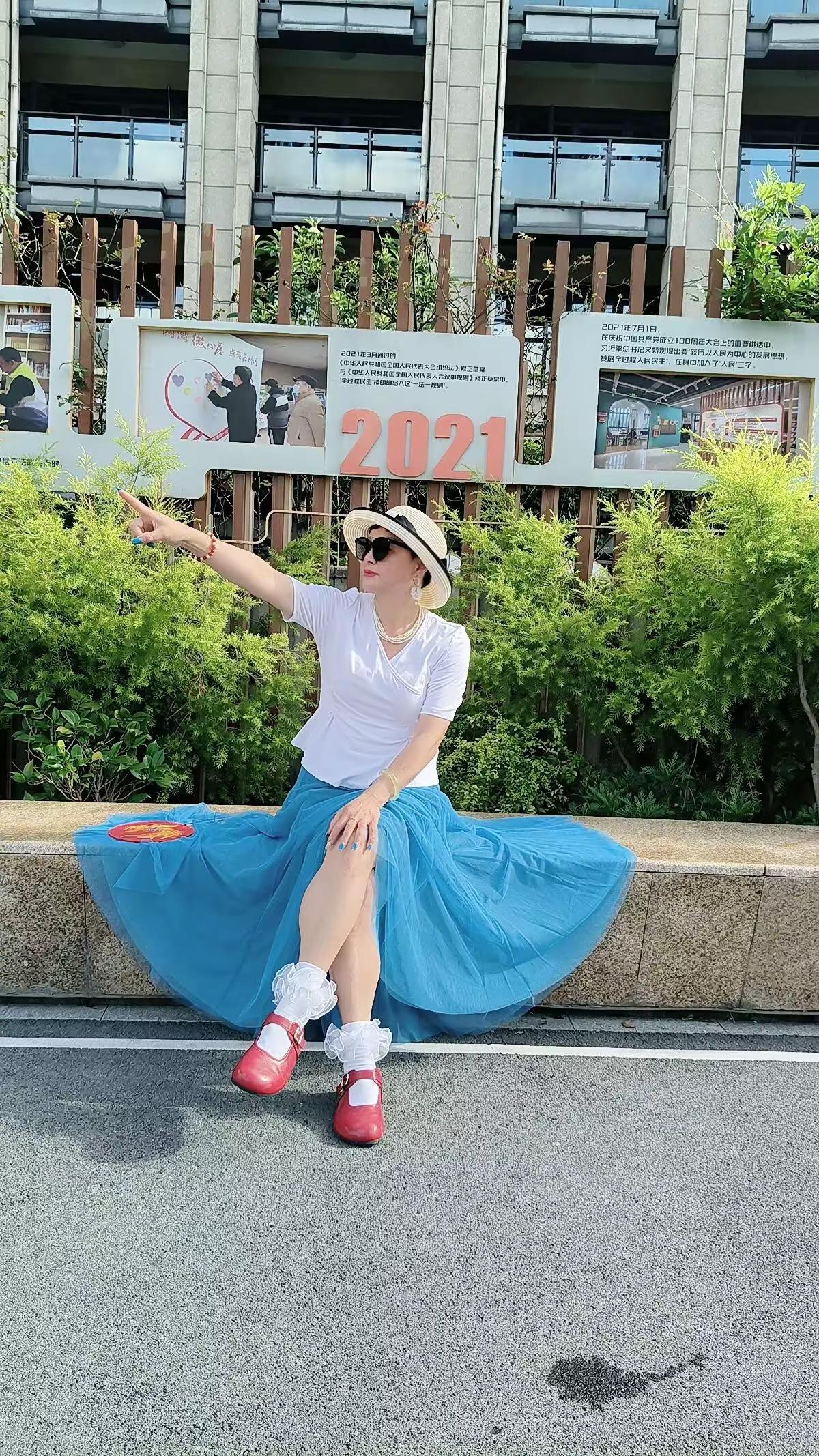 红色运动鞋 老派少女的ootd 随性穿搭也能超级出片 爱拍爱穿搭 穿搭基础拍照就