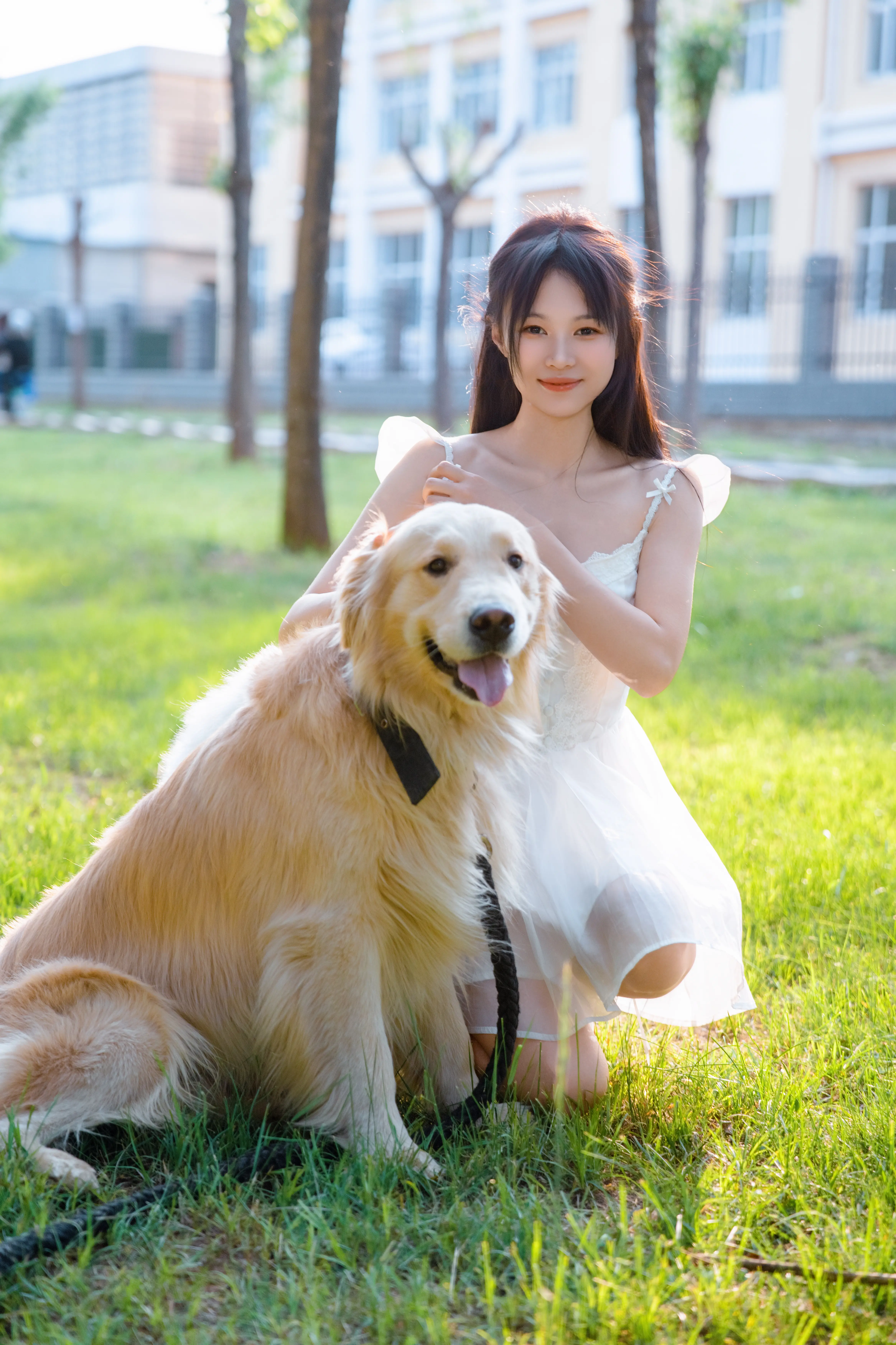 遛狗的邻家女孩。