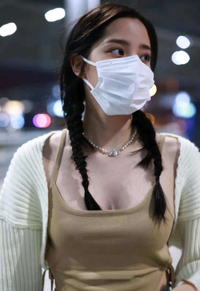 欧阳娜娜，
一下子有成熟的风韵了。