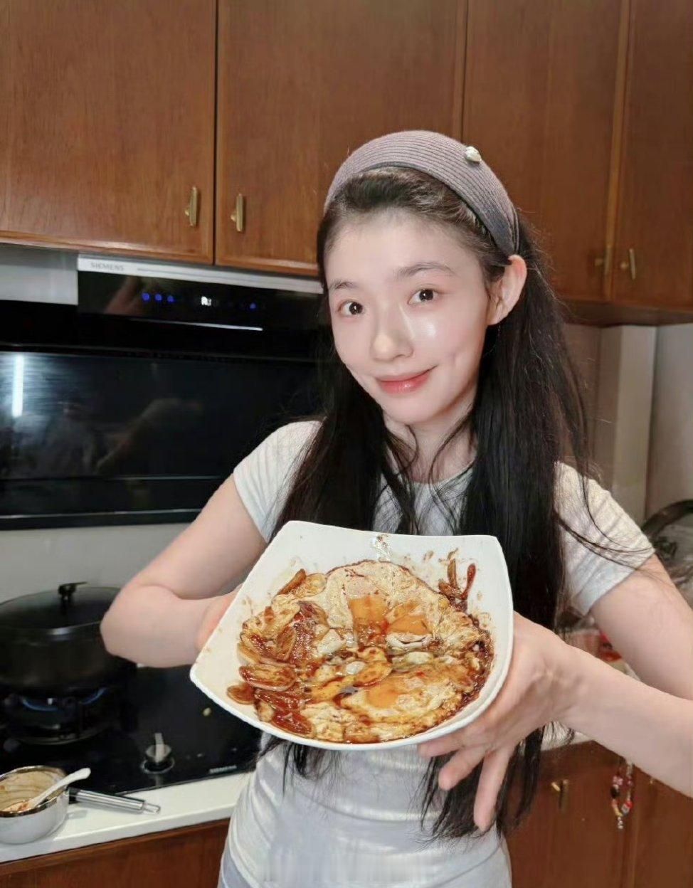 林允复刻公瑾爆蛋林允也太会了吧！全网爆火的公瑾爆蛋轻松拿捏，颜值在线、香味拉满，