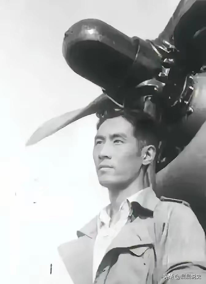 1944年10月，飞行员王光复在炸毁日军军列后返航途中，意外发现荆门机场有敌机降