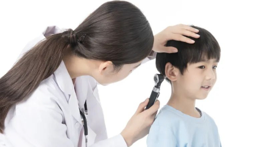 宝宝耳屎的分泌量并不会影响听力，并且耳屎会在玩耍或咀嚼的过程中自动被排出。大部分