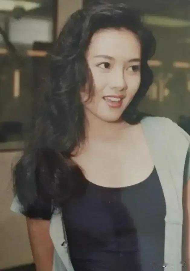香港女星李丽珍10多岁被发觉拍广告。。1993年，李丽珍拍《蜜桃成熟时》，票房达