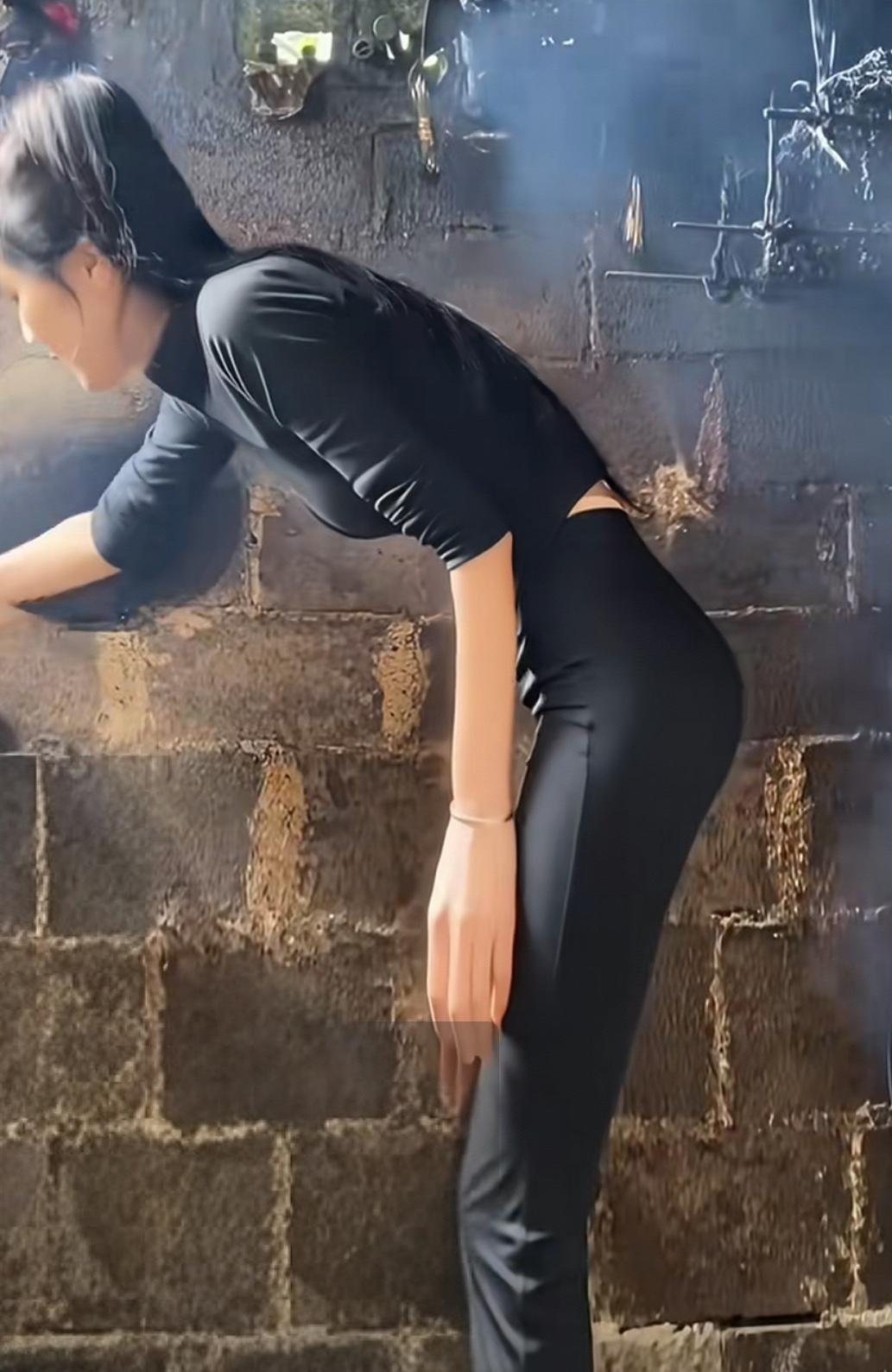 我带着生活费来投奔你，我来烧火你做饭。