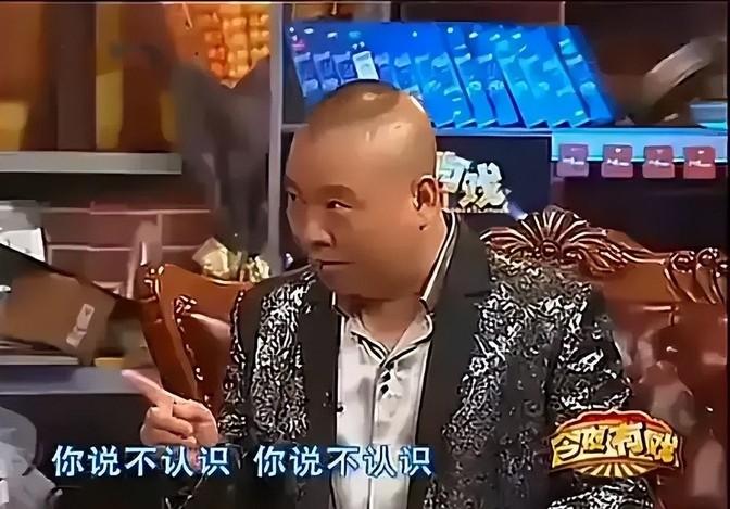 一天，导演管虎拍戏回家后，抱着女儿就是一顿亲昵后开始和女儿玩耍，突然他定定的看着