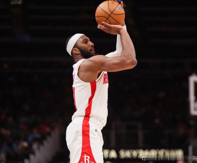 NBA季后赛，火箭半场31-49落后湖人。上半场，火箭板凳哑火，全队替补合计4中