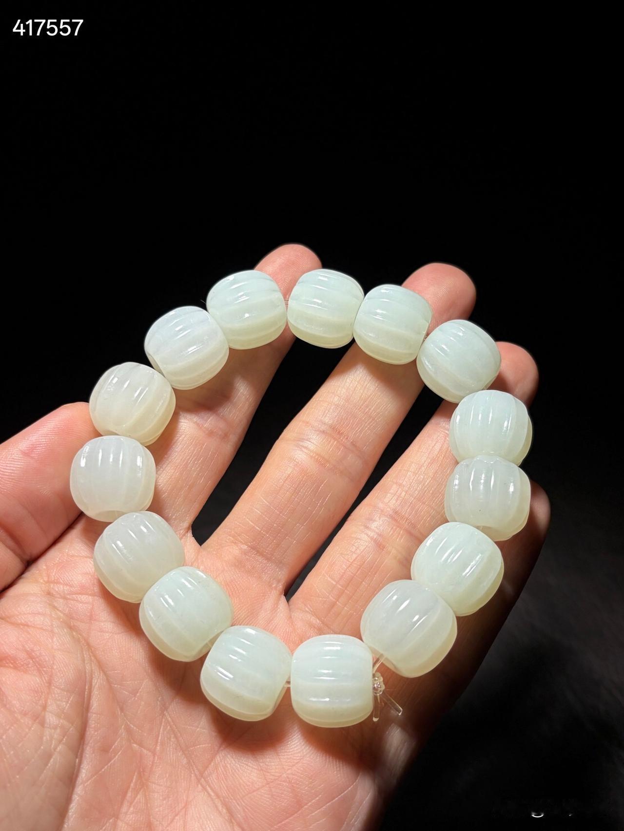 清和田玉瓜珠手串
尺寸直径1.54厘米