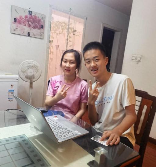 四川绵阳这对龙凤胎火了，查分现场简直是大型“凡尔赛”现场。妹妹罗子淇考了753分