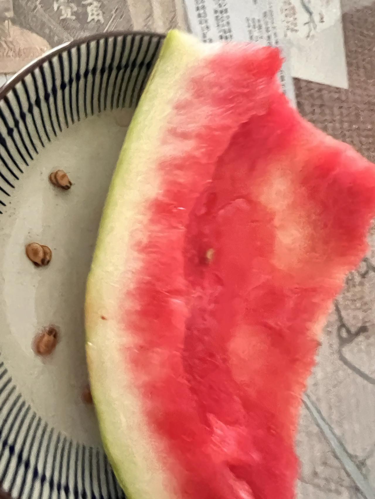 以前买好几个西瓜，对半切开，用勺子🥄挖着吃，连汤汁也能喝完，现在条件好了，随时
