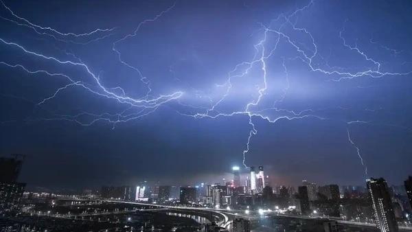 这些地区将有雷暴大风等天气。
5月26日6时，中央气象台同步发布暴雨黄色预警、强