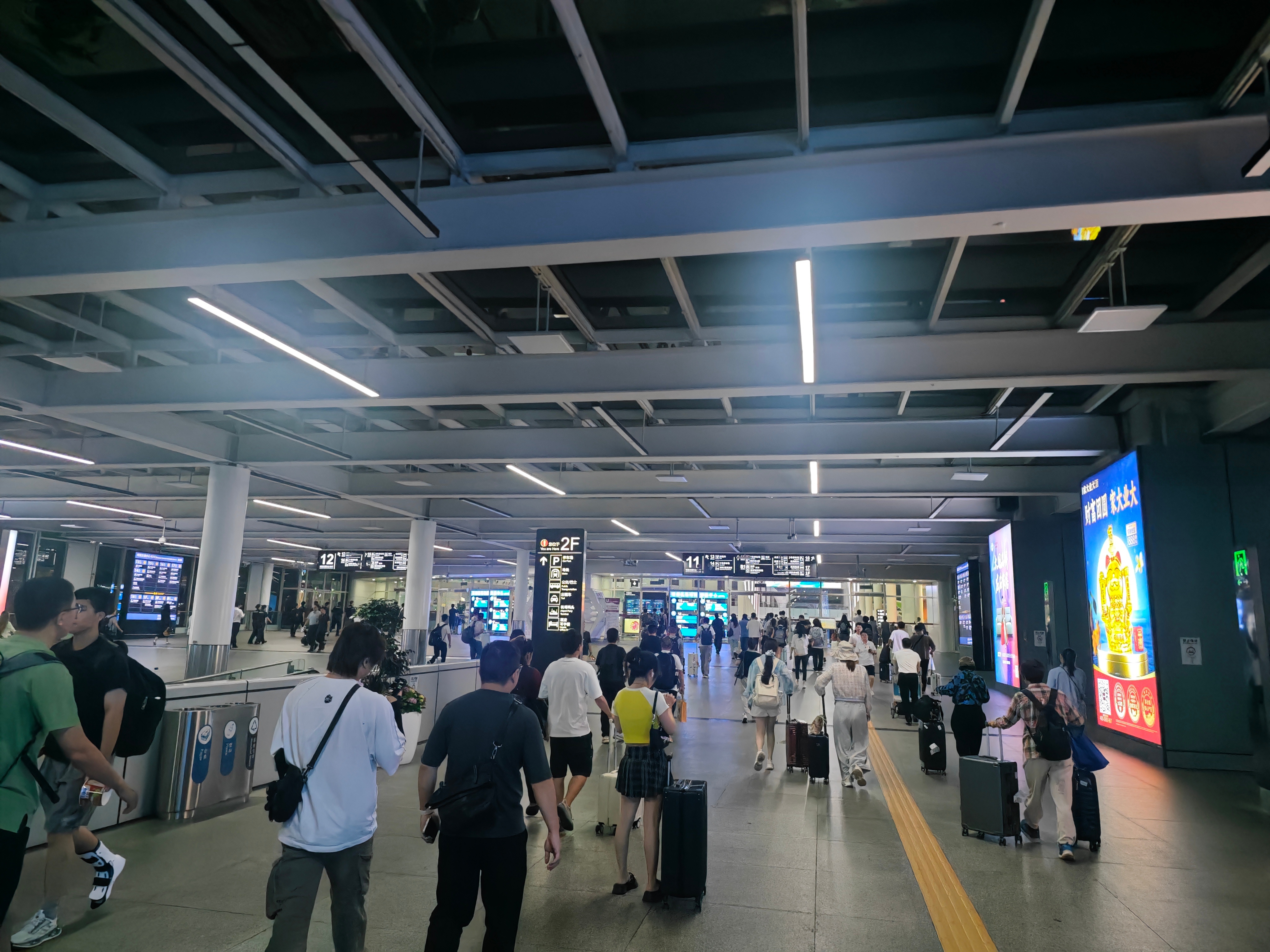 凌晨12点的深圳机场，好多人呐 ​​​