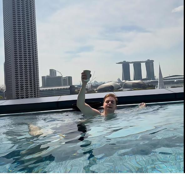 莫雷加德：用新加坡式的方式来庆祝自己来到世界排名第二！
莫雷加德发文：
一个我曾