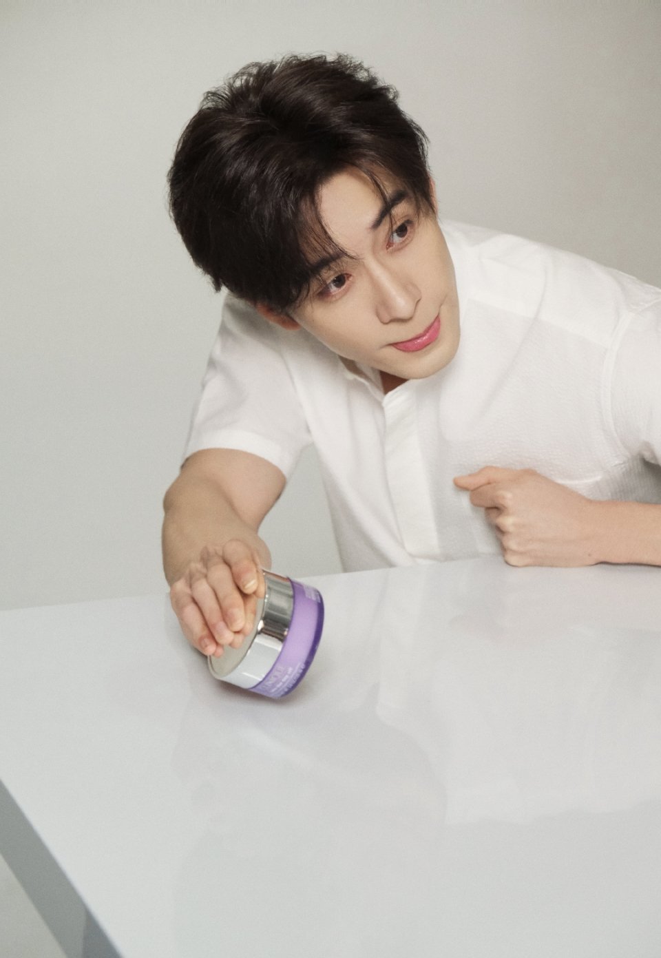 陈星旭广告大片花絮，白衬衫简单帅气[举手] ​​​