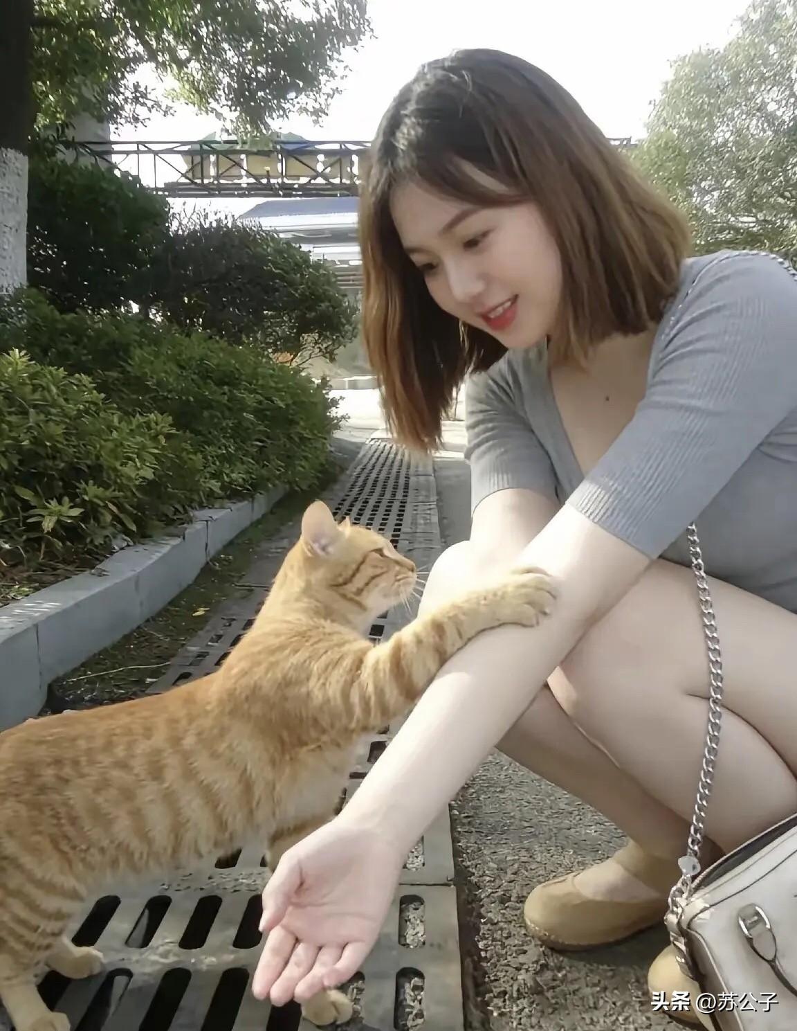春风偷笑春雨骚
春雨反讥春风妖
春风吹开杨柳裙
春雨湿了桃花腰

武汉今天春雨