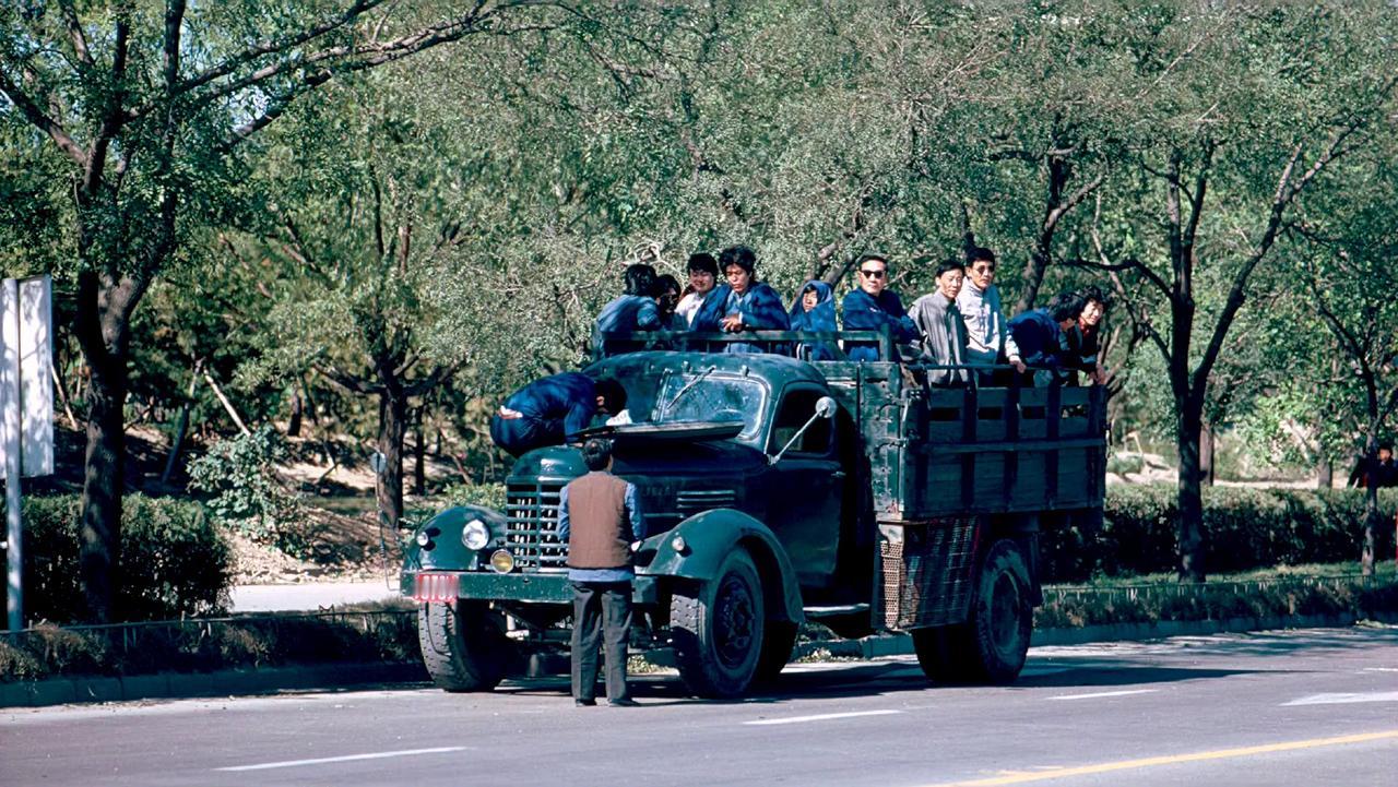 抛锚的载客卡车，北京，1988年摄。 ​​​