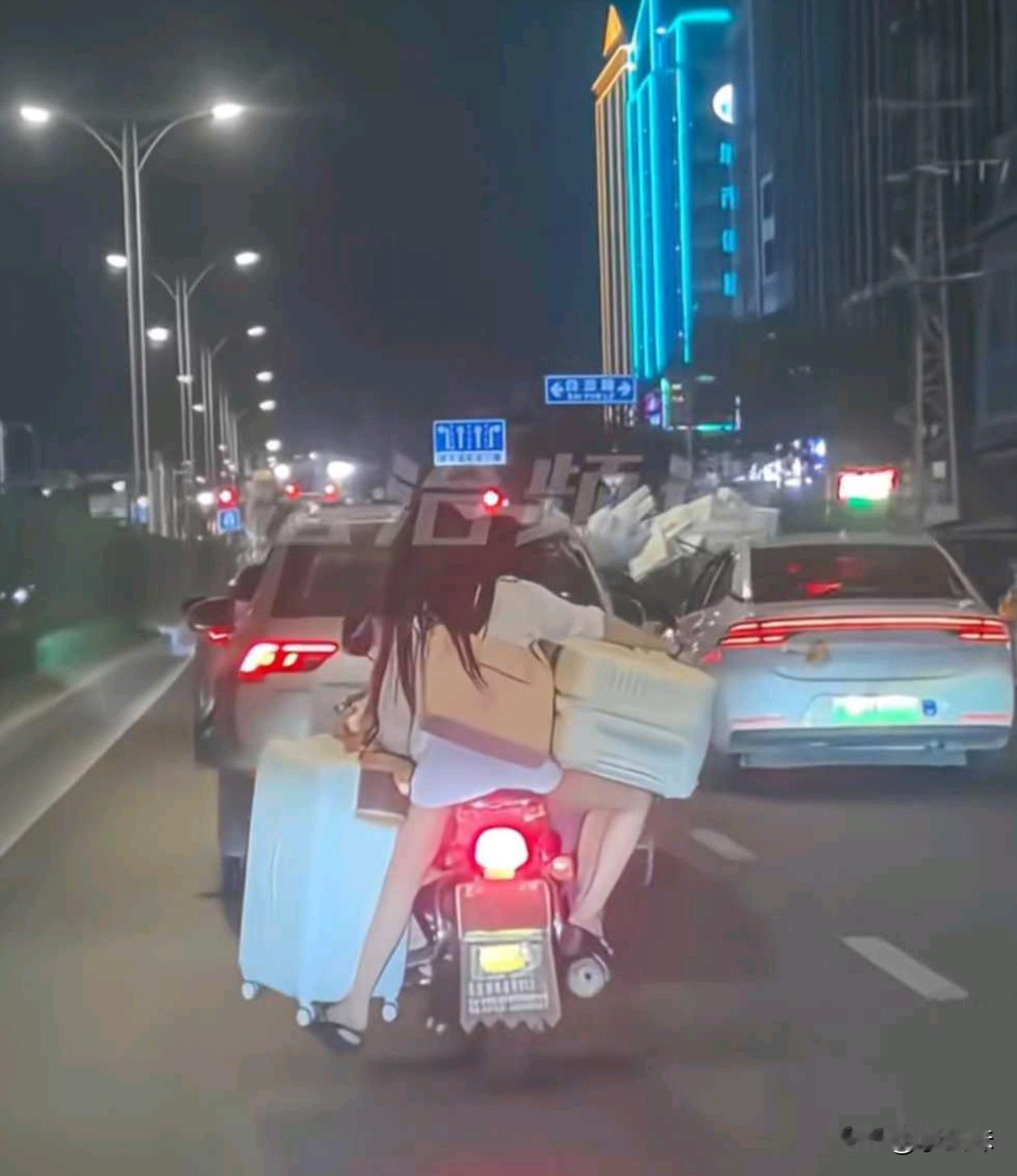 这就是你那个平时连瓶盖都拧不开的女朋友